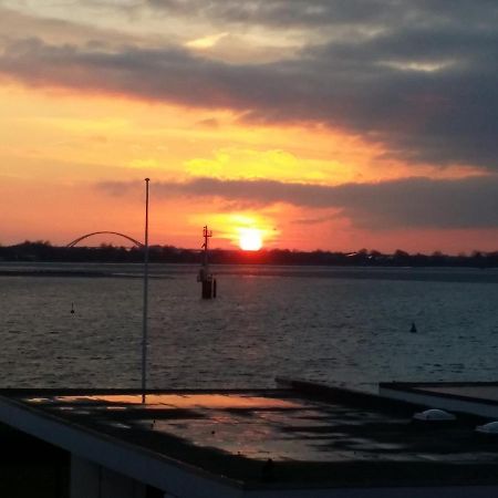 Meerblick-Apartment Meerzeit Südstrand 34m² 2 Pers. 1.OG BK MB WLAN Fehmarn Buitenkant foto