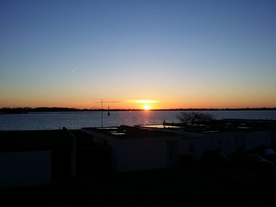 Meerblick-Apartment Meerzeit Südstrand 34m² 2 Pers. 1.OG BK MB WLAN Fehmarn Buitenkant foto